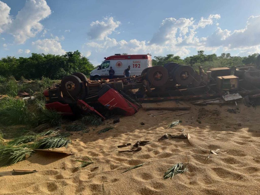 Carreta tomba e motorista morre no Sul do Piauí